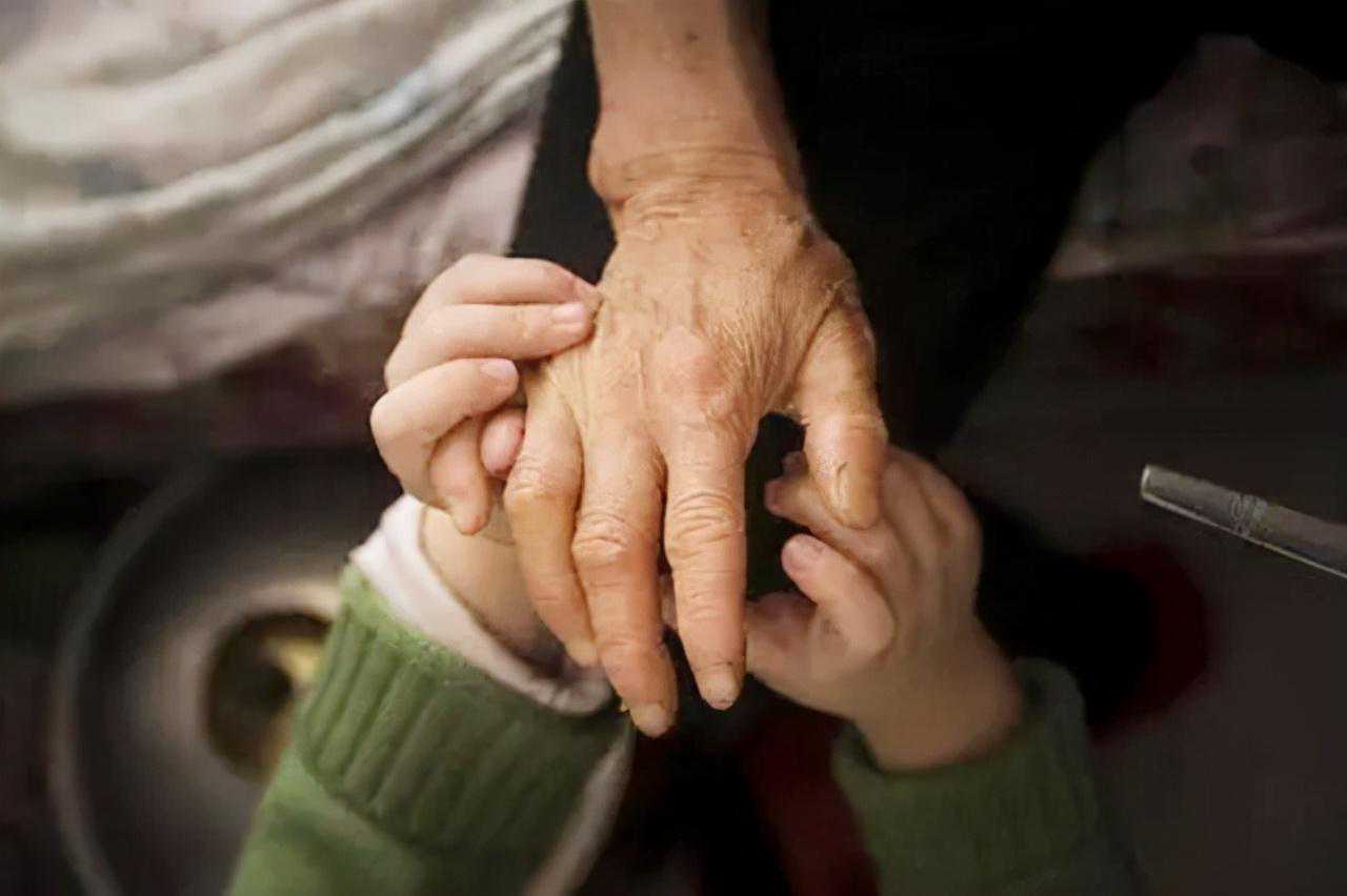 残疾妈妈试管求子，生下可爱女儿后却彻底绝望：早该死了这条心