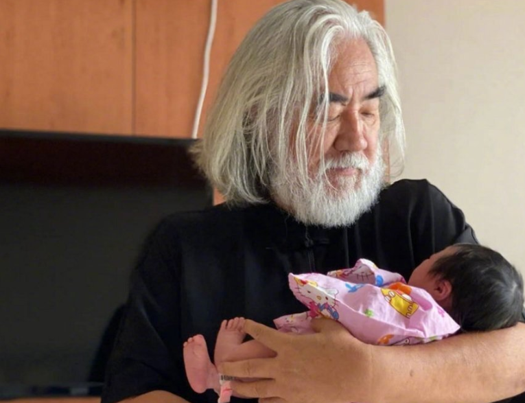 张纪中妻子2年做3次试管，如今终于生下女儿，为人父母真不易