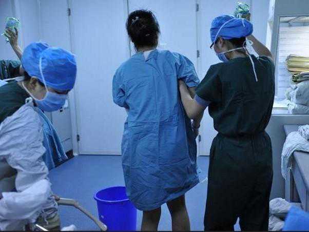 试管婴儿全过程，要扎200多针看着都心疼，女人生个孩子容易吗？