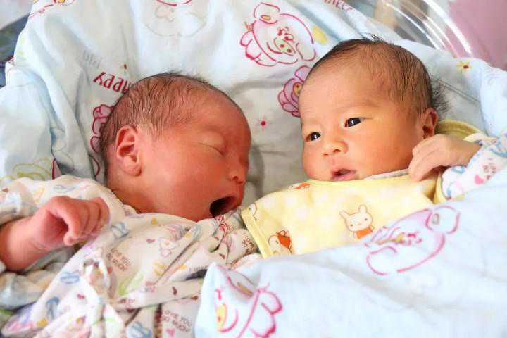 51岁妈妈试管生下龙凤胎，只因24岁女儿工作之后，家里太冷清