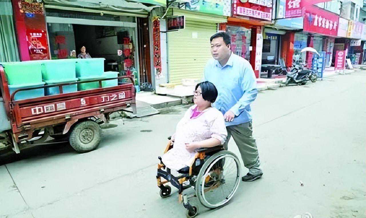 湖北无腿妈妈不顾劝阻，试管生下双胞胎，7年后生活怎么样了