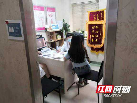 再婚后因结扎备孕难的她 输卵管复通后顺利诞下千金